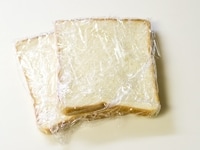 傷みやすい食パンは購入したらすぐにラップに包んで冷凍保存しましょう。使う前日に冷蔵庫にいれて解凍すると美味しく食べられます。