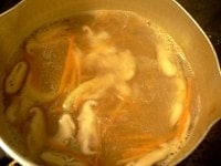 鍋にだし汁、しいたけ、にんじん、青梗菜の茎の部分を入れて煮て、柔らかくなったら調味料を入れ、青梗菜の葉の部分と長ねぎを入れる。<br />