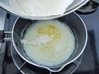 薄力粉はあらかじめふるっておきます。鍋に牛乳、塩、グラニュー糖、バターを入れ、沸騰してバターが溶けたら、薄力粉を加えます。ゴムべらで手早く混ぜ、全体が混ざったら火から下ろします。<br />