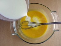 残りの牛乳を加えて全体をよく混ぜ、500wの電子レンジに約4分かけます。途中、2回ほど取りだして、よく混ぜることで、滑らかなカスタードクリームになります。<br />