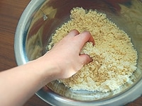 ボウルにアーモンドパウダー、小麦粉、砂糖、グレープシードオイルを入れて、手でポロポロのそぼろ状にします。