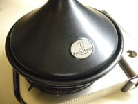 タジン鍋の蓋をして、弱火で25分炊き上げます。<br />