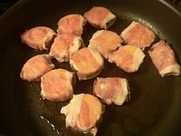フライパンを熱してサラダ油をひき、豚肉の巻き終わりを下にして並べる。<br />