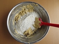 ふるっておいた粉類をゴムべらで全体を切るように、さっくりと混ぜます。混ぜ過ぎると固くなるので、混ぜ過ぎに注意します。<br />
