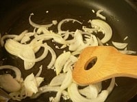 フライパンにサラダ油とニンニクを入れて炒め、香りが出たらたまねぎを入れて2分ほど炒める。<br />