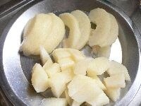 梨の皮をむいて、半分を1cm角に、残りを薄く切る。葡萄は皮と種を取る。
