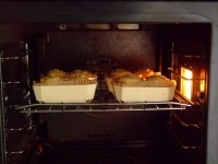 170度に予熱をしたオーブンに生地を入れて焼成します。ガスオーブンの場合、170度で焼成時間は10分が目安です。<br />