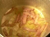 鍋にオリーブ油とベーコンを入れて火にかけ、ベーコンがチリチリになるまで炒める。<br />