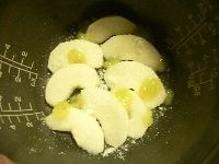 内釜に薄くバターをぬり、底に砂糖をふり、梨を並べ、葡萄を半分鍋底に散らす。 