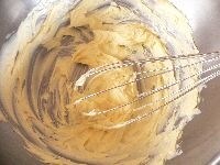 バターを泡だて器で混ぜてクリーム状にし、砂糖を加え、白っぽくなるまでよく混ぜる。