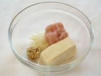 豆腐と鶏ささみミンチ、生姜、塩、こしょうをボウルに入れよく混ぜる。<br />