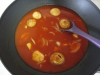 トマトジュース、コンソメ、はちみつを加え、10～12分煮ます。<br />