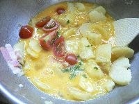 じゃが芋に塩コショウしてヘラでさっくり混ぜ、 溶きほぐした卵液、短冊に切ったベーコン、4つに切ったトマト、刻みパセリを加えてざっくり混ぜる。