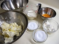 ケーキ作りはそれぞれ材料を量り、下準備をしておきます。クリームチーズは常温に戻し、柔らかくしておきます。グラニュー糖も30gずつ分けておきます。<br />