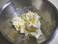 クリームチーズは常温に戻してあるので柔らかくなっています。グラニュー糖（30g）を加え良く混ぜ合わせます。<br />