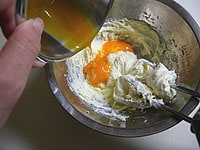 次に卵黄を加え、よく混ぜ合わせます。<br />