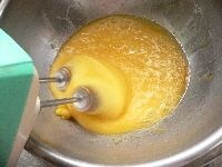 卵と砂糖をボウルに取り、50℃～60℃の湯煎にかけながら、ハンドミキサーの高速で泡立てる。