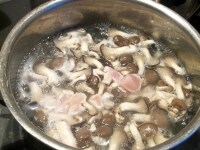 鍋のお湯が沸騰したら、鶏胸こま肉としめじを入れ、1分ほど茹でて火が通ったらざるにあける。
