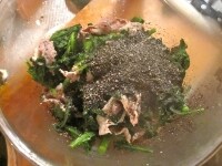 茹で上がった春菊と豚肉をボールに入れ、醤油、すり黒ごま、みりんを加え、よく混ぜて完成。