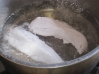 鍋に水を入れて火にかける。沸騰したらささみを入れて2分30秒ほど茹でる。 