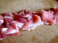 豚肉は一口大に切る。クレソンは5～6cmの長さに切る。鍋に水と昆布を入れて火にかける。