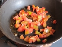 フライパンに油とクミンを入れて中火にかけ、クミンが泡立ったらトマトを入れて、混ぜながら1分ほど炒める。