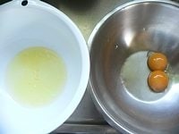 材料を用意する。粉をふるう。卵黄と卵白を分ける