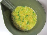 青ねぎは粗めの小口切りにします。ボウルに卵を割り入れ、柚子胡椒、醤油、しらす、青ねぎを加え、混ぜます。