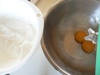 同じハンドミキサーで卵黄を軽く混ぜ、塩と残りの砂糖を加えて混ぜてマヨネーズ状にする。