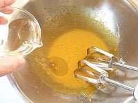 サラダ油を少しずつ加えながらしっかり混ぜる。同様に水を混ぜ、レモン汁を混ぜる。