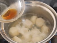 みりんと砂糖を加え、2～3分煮て甘みを含ませてから、塩と醤油を加えます。<br />
<br />
ペーパータオルを落し蓋代わりにかぶせて弱火で4分、芋が柔らかくなるまで煮ます。<br />