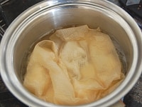 火を止めて、そのまま冷ましながら煮汁に2～3時間ほど浸けて味を含ませます。器に盛り付けて、柚子の皮の千切りを散らしてできあがりです。<br />