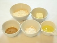 バターは室温に戻しやわらかくしておく。<br />
その他の材料もすべて計量しておく。<br />