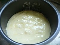 内釜に流し入れ、布巾の上にトントントンと2～3回落として泡切りし、ケーキ炊きで炊く。