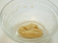 小麦粉を加え手で混ぜる。ひとまとめにしてラップで包み、冷蔵庫で1時間ほどねかせる。<br />