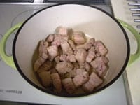 鍋にサラダ油をいれ中火で熱したら豚肉を炒めます。火を止め豚肉を取り出します。<br />