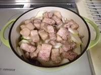 たまねぎ豚肉を加え、弱火で30分煮る