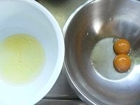 手際よく作るために、材料を量って用意しておく。 卵黄と卵白に分けて、それぞれ別のボウルに入れる。薄力粉は2～3回ふるう。