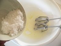 卵白をハンドミキサーで泡立て、白っぽくなったら塩と砂糖を加え、角がピンと立つまで泡立てて、しっかりしたメレンゲを作る。