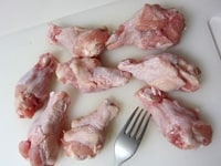 鶏手羽元はフォークで全体をよくさし、塩、こしょうをふり、揉みます。<br />
ニンニクはみじん切りにします。