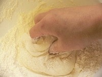 餅に粉を取り込むような気持ちで混ぜる。<br />
※あわてずに、餅にゆっくり粉を取り込んでいくと全て混ざるはず。どうしても粉が残るようであれば小さじ1杯ほどの水を足す。<br />
