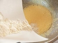 【1】の粉を広げて入れ、ハンドミキサーの低速で、粉っぽさがなくなるまで混ぜる（10～15秒）。