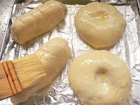 オーブントースターの天板にクッキングペーパーか、薄く油を塗ったアルミホイルを敷き、パンを並べる。刷毛で水で伸ばした卵黄をぬってトースターに入れて13～14分焼く。<br />