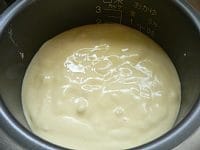 内釜に流し入れる。布巾の上に軽くトントントンと2～3回落として泡切りする。ケーキ炊きコースで炊く。