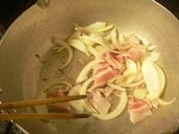 ごま油で、豚肉とたまねぎを炒める
