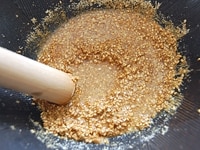 白ごまを鍋で乾煎りし、すり鉢に入れて粒が残る程度の半ずりにします。<br />
<br />
砂糖を加えすり混ぜたら、酢と醤油を加えてよく混ぜます。<br />
