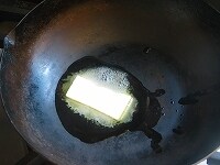 まず、たまねぎをみじん切りにします。続いて、フライパンにバターを入れて、火にかけます。<br />