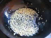 バターが溶けたらたまねぎを加え、しんなりするまで炒めます。<br />