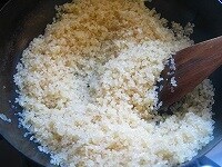 フライパンに米を加えて（米は洗いません）、よく混ぜます。 <br />