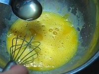 まず卵を1個ゆでておきます。<br />
<br />
ゆでている間に別の卵を割り、卵黄を取り出してボールに入れ、少しずつワインビネガーを加えます。さらにレモン汁を絞り入れてよく混ぜます。